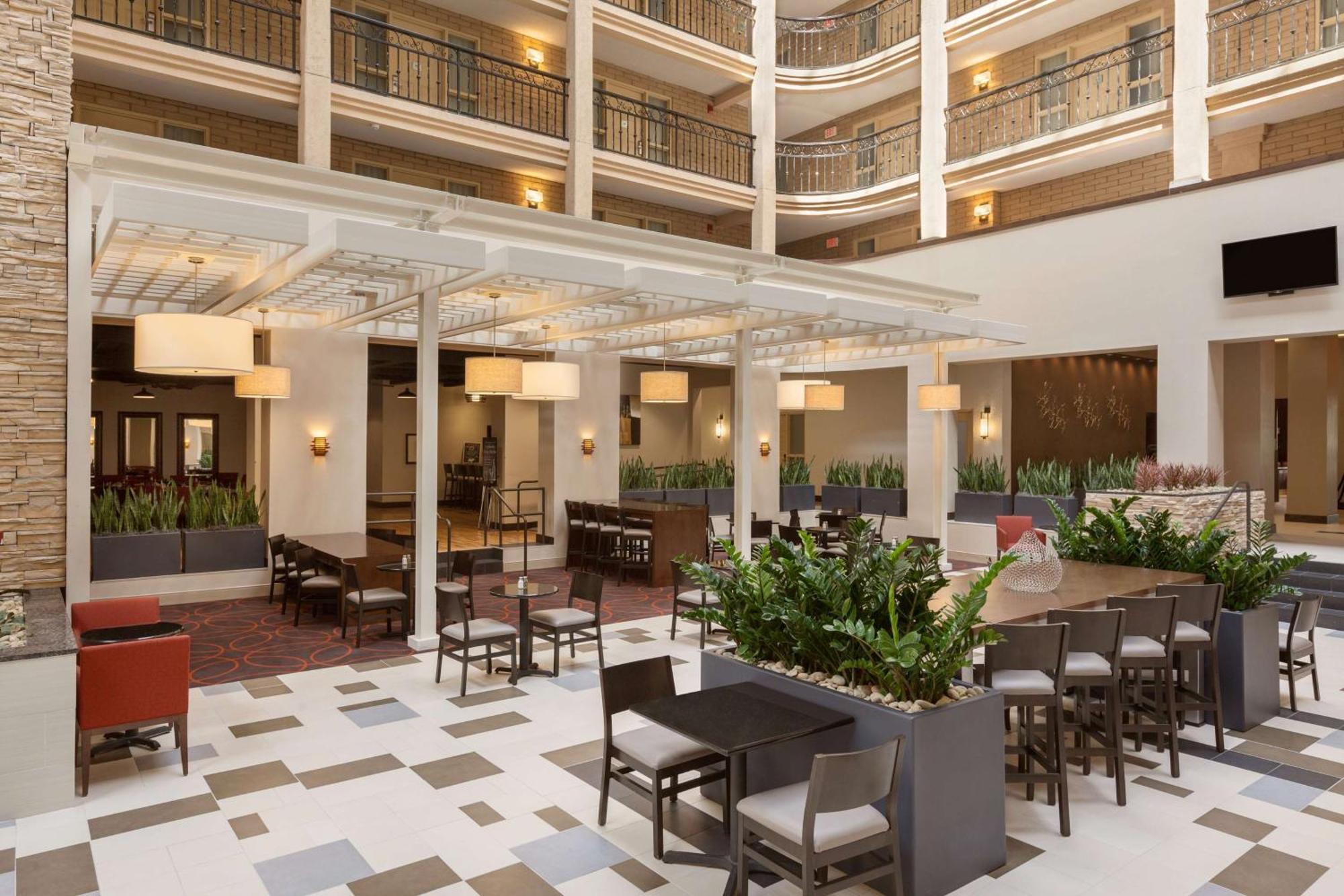 Embassy Suites Батън Руж Екстериор снимка